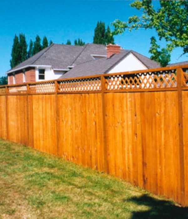 New decorative wood fence with lattice topper installed in Lubbock, enhancing backyard privacy.